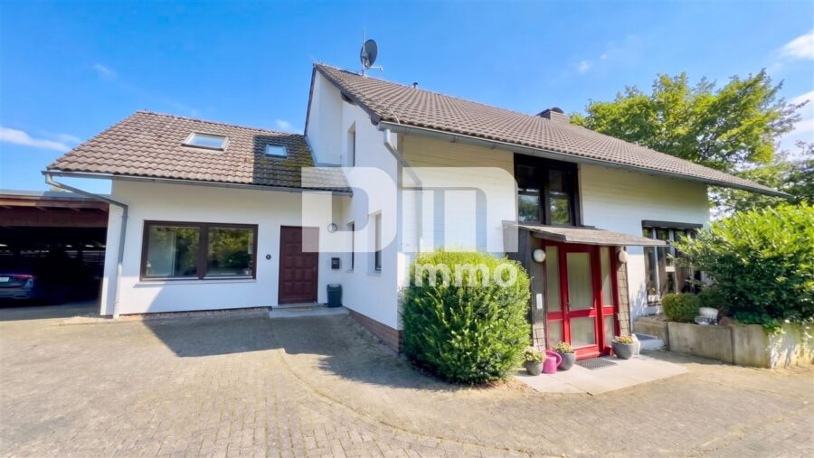 Großzügiges Mehrgenerationenhaus mit variabler Nutzung in begehrter Randlage inkl. 3er Carport - Seitenansicht Haupteingang